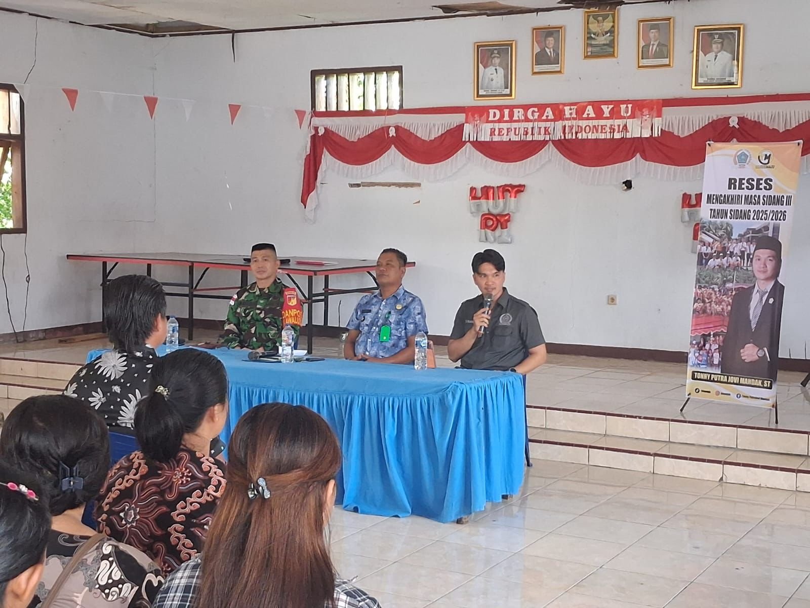 Anggota DPRD Sangihe Tonny Mandak saat melaksanakan Reses di Pulau Matutuang Kecamatan Kendahe. (Foto: Ist)