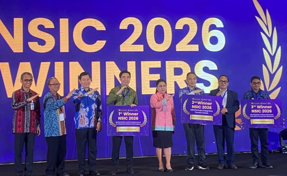 Bupati Sangihe Michael Thungari menerima penghargaan Juara I NSIC 2026 di Manado. (Foto: Ist)