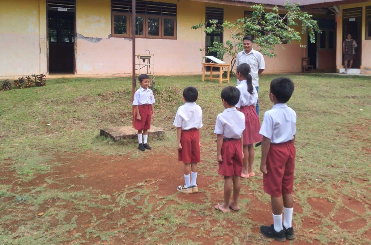 Siswa SD GMIST Eppata Tetilade mengikuti apel di halaman sekolah. (Foto: Ist)