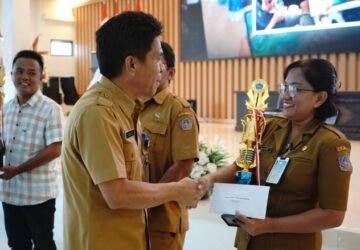 Pj Sekda Sitaro Serahkan Hadiah Lomba HUT ke-81 RI, Apresiasi Semangat Gotong Royong Warga
