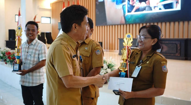 Pj Sekda Eddy Salindeho menyerahkan hadiah lomba dalam rangkaian HUT kemerdekaan. (foto: Kominfo Sitaro)
