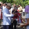Jaga Kedaulatan di Beranda Pasifik, Plt Bupati Sitaro Bagikan Merah Putih Tandai Semarak HUT RI ke-81