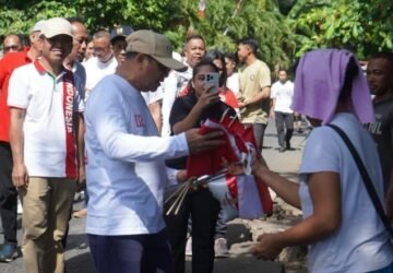 Jaga Kedaulatan di Beranda Pasifik, Plt Bupati Sitaro Bagikan Merah Putih Tandai Semarak HUT RI ke-81