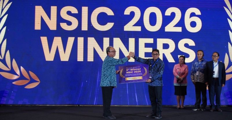 Plt Bupati Heronimus Makainas menerima pernghargaan atas proposal pengembangan Sitaro Masadada Park. (foto: Kominfo Sitaro)