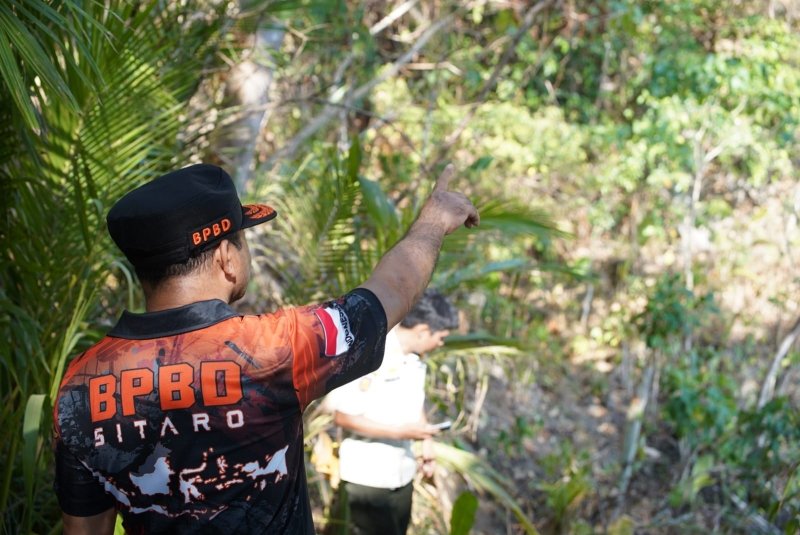 Plt Bupati Heronimus Makainas meninjau langsung langsung Karhutla di Kampung Nameng. (foto: Kominfo Sitaro)