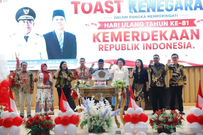 Toast di malam kenegaraan yang diikuti jajaran eksekutif, legislatif dan yudkatif Kabupaten Kepulauan Sitaro. (foto: Kominfo Sitaro)