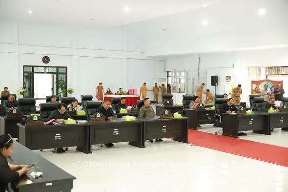 Agenda rapat yang berlangsung di Kantor DPRD Sitaro dihadiri Plt Bupati Heronimus Makainas. (foto: Kominfo Sitaro)