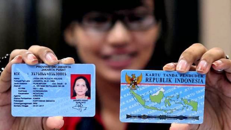 Gambar ilustrasi kepemilikan KTP elektronik. (foto: promediateknologi)