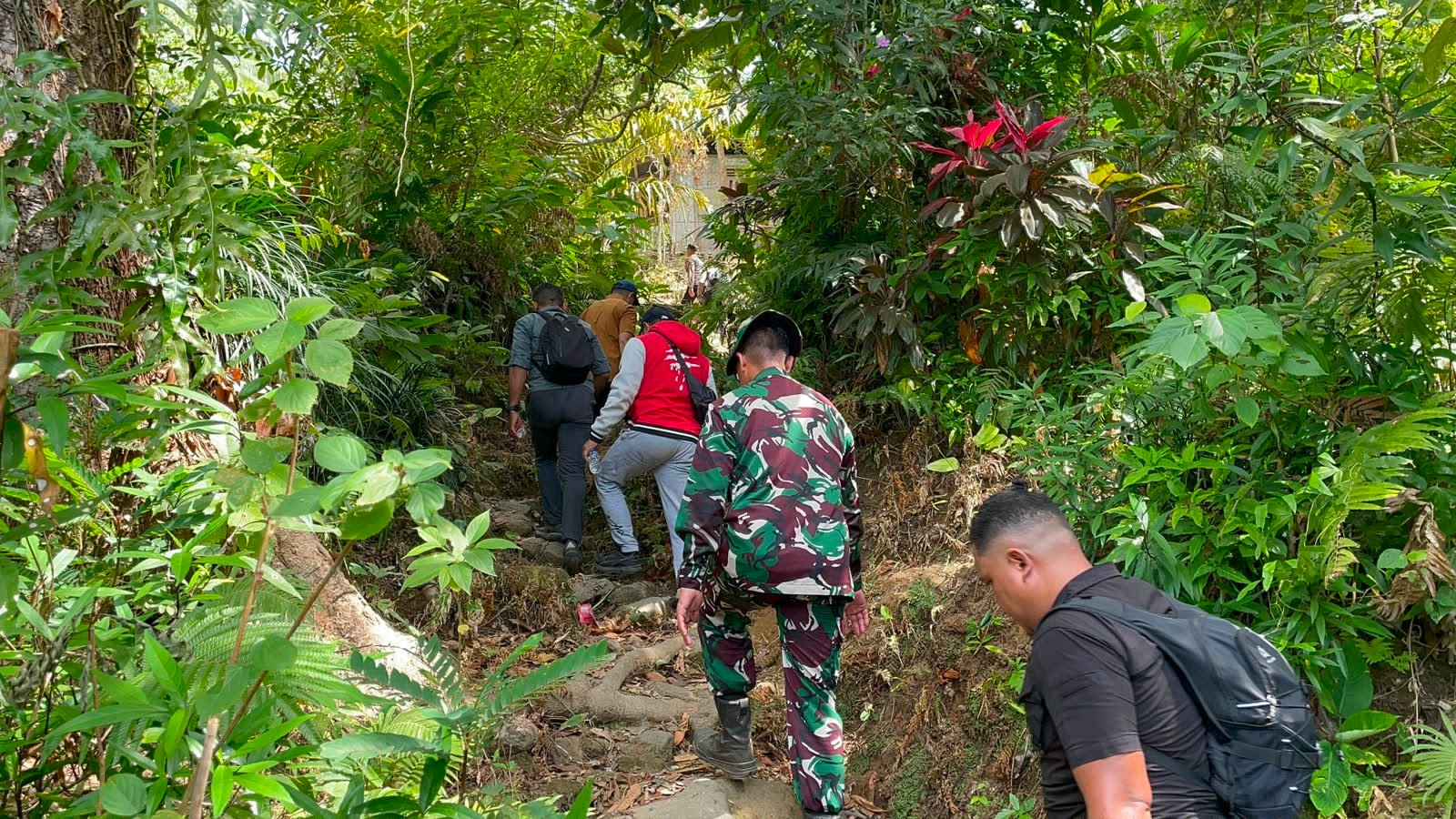 Bupati Kepulauan Sangihe memimpin pemantauan kebakaran hutan di Gunung Awu. (Foto: Ist)