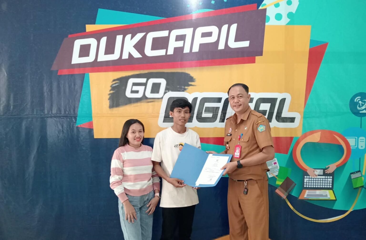 Kepala Dinas Dukcapil Sangihe, Davidson H. Djarang, S.IP., Terbitkan 1.648 Akta Kelahiran hingga Agustus 2026. (Foto: Ist)