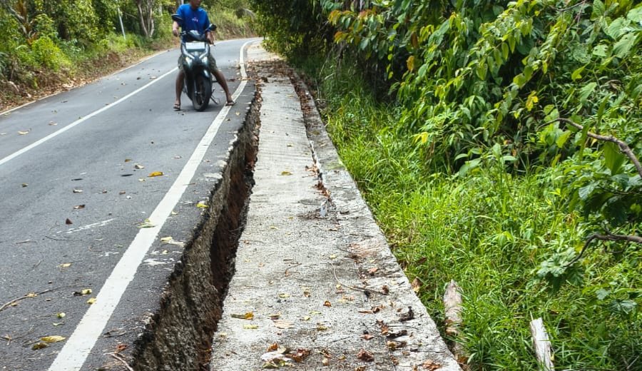 Salah satu ruas jalan yang retak parah di wilayah di Pulau Sangihe yang baru dibangun dengan anggaran puluhan miliar. (Foto: Ist)