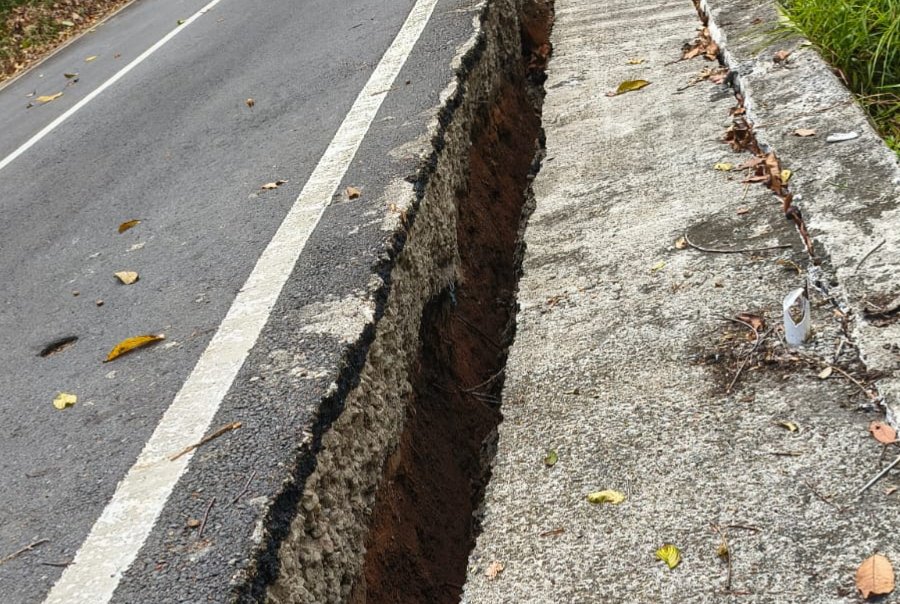 Kondisi jalan yang belum lama diresmikan di Kecamatan Tabukan Selatan retak terpisah dari betonisasi bahu jalan. (Foto: Ist)