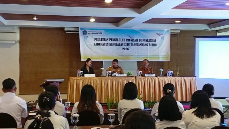 Plt Bupati Sitaro Heronimus Makainas (duduk di tengah) menyampaikan arahan membuka pelatihan tenaga imunisasi. (foto: Selusurnews)