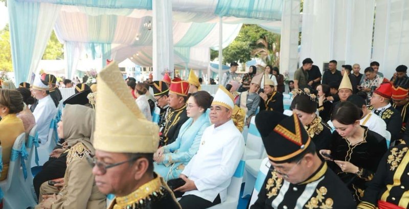 Plt Bupati Sitaro Heronimus Makainas ikut menghadiri agenda HUT Provinsi Sulawesi Utara. (foto: Kominfo Sitaro)