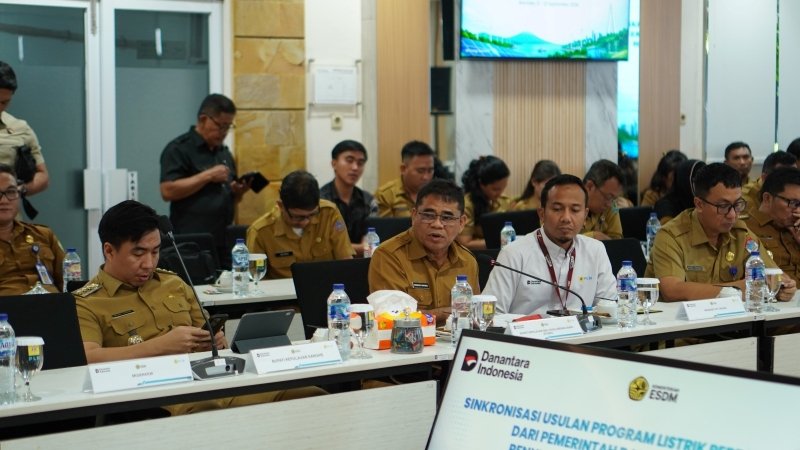 Plt Bupati Sitaro Heronimus Makainas mengikuti pertemuan dengan jajaran PT PLN Sulutenggo di Manado baru-baru. (foto: Humas PLN)