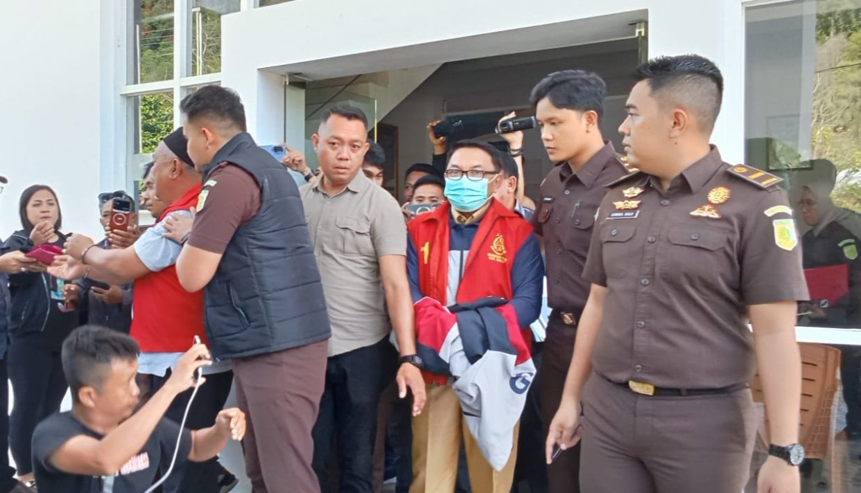 Dua tersangka korupsi Kejari Sangihe digiring menuju Lapas Tahuna usai menjalani pemeriksaan. (Foto: Ist)