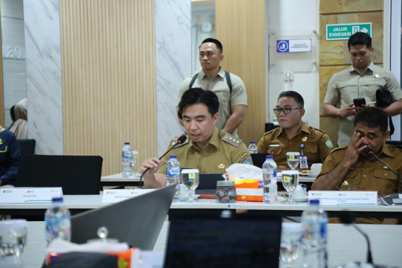Bupati Sangihe Michael Thungari memaparkan kondisi kelistrikan pulau-pulau perbatasan kepada pemerintah pusat. (Foto: Ist)