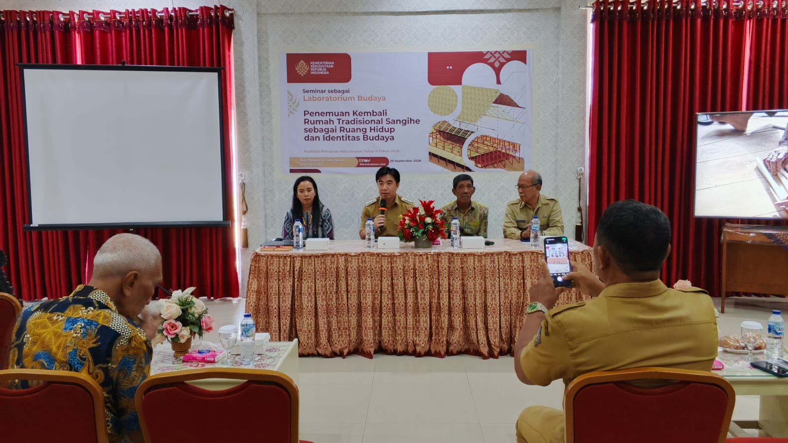 Bupati Michael Thungari membuka seminar budaya rumah tradisional Sangihe. (Foto: Rendy/Snews)