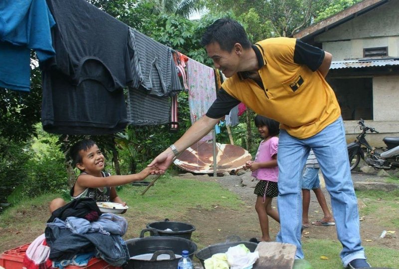 Momen kebersamaan Alfrets Ronald Takarendehang dengan warga Sitaro lintas generasi. (foto: Adyp)