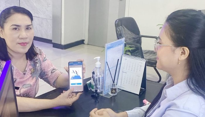 Customer Service BRI Cabang Tahuna melayani pembukaan rekening sekaligus membantu aktivasi BRImo bagi nasabah. Layanan ini mendukung kemudahan transaksi digital dengan tetap mengutamakan keamanan informasi perbankan. (Foto: Ist)