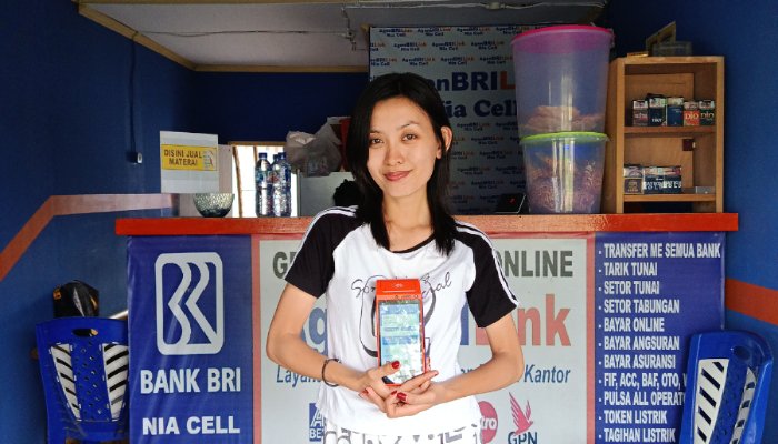 Misye Kaemung, pedagang eceran yang sekaligus menjalankan layanan AgenBRILink dengan nama MNIA Kaemung. (Foto: Ist)