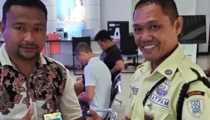 Petugas Satpam BRI Cabang Tahuna membantu nasabah memperoleh informasi dan arahan layanan perbankan. Peran ini mendukung terciptanya pelayanan yang ramah, aman, nyaman, dan profesional bagi masyarakat. (Foto: Ist)