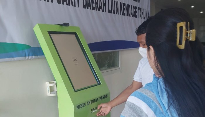 Bantuan mesin antrean digital dari PT Bank Rakyat Indonesia (Persero) Tbk melalui program BRI Peduli masih dimanfaatkan RSUD Liun Kendage Tahuna untuk mendukung ketertiban alur pelayanan, meningkatkan kenyamanan pasien, serta membantu menciptakan proses pelayanan kesehatan yang lebih terorganisasi. (Foto: Ist)