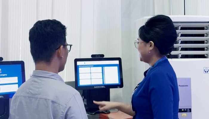 Pekerja BRI Cabang Tahuna memberikan pelayanan kepada nasabah dengan mengedepankan keramahan, ketelitian, dan profesionalisme. Komitmen ini menjadi bagian dari upaya menjaga kenyamanan serta kepercayaan masyarakat. (Foto: Ist)