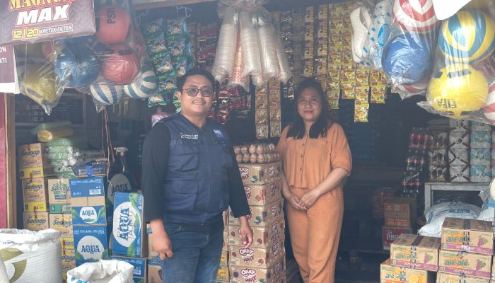 Mantri BRI Unit Ulu Siau, Sandri Saltiel Nae, mengunjungi usaha sembako milik Krestofan Dohanis di Kampung Balirangen, Sitaro, untuk mempererat hubungan nasabah dan mendukung perkembangan UMKM lokal. (Foto: Ist)