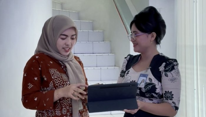 Asisten Manager Operasional dan Layanan BRI Cabang Tahuna, Novianti Andaria, mengedukasi nasabah tentang pentingnya menjaga kerahasiaan data pribadi dan mewaspadai berbagai modus penipuan perbankan demi keamanan transaksi. (Foto: Ist)