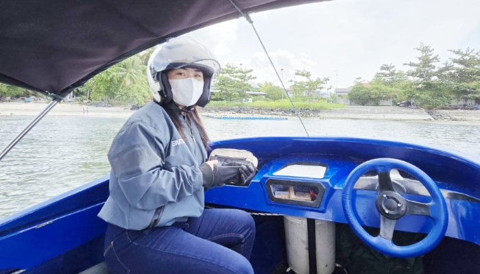 Thalia Maparipe, Mantri BRI Unit Lirung, menjalankan pelayanan langsung kepada nasabah di wilayah kepulauan dengan menghadapi perjalanan laut demi mendekatkan layanan perbankan kepada masyarakat dan pelaku usaha. (Foto: Ist)