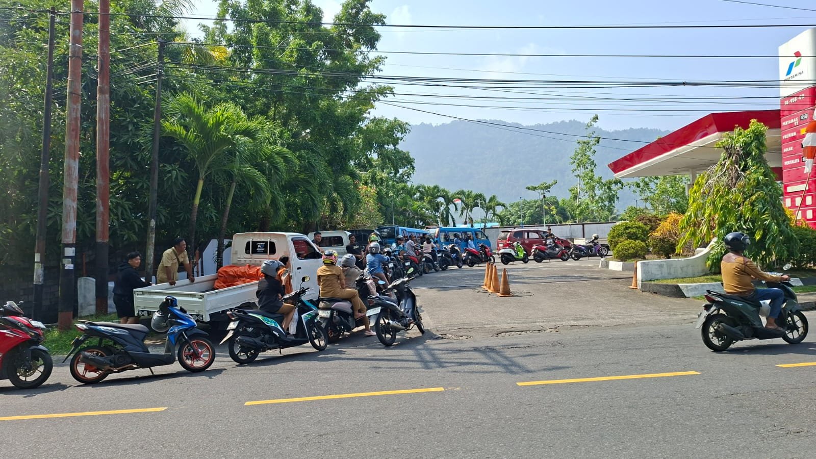 Antrean panjang BBM di salah satu SPBU di Kota Tahuna, Kepulauan Sangihe, Senin (19/10/2026).