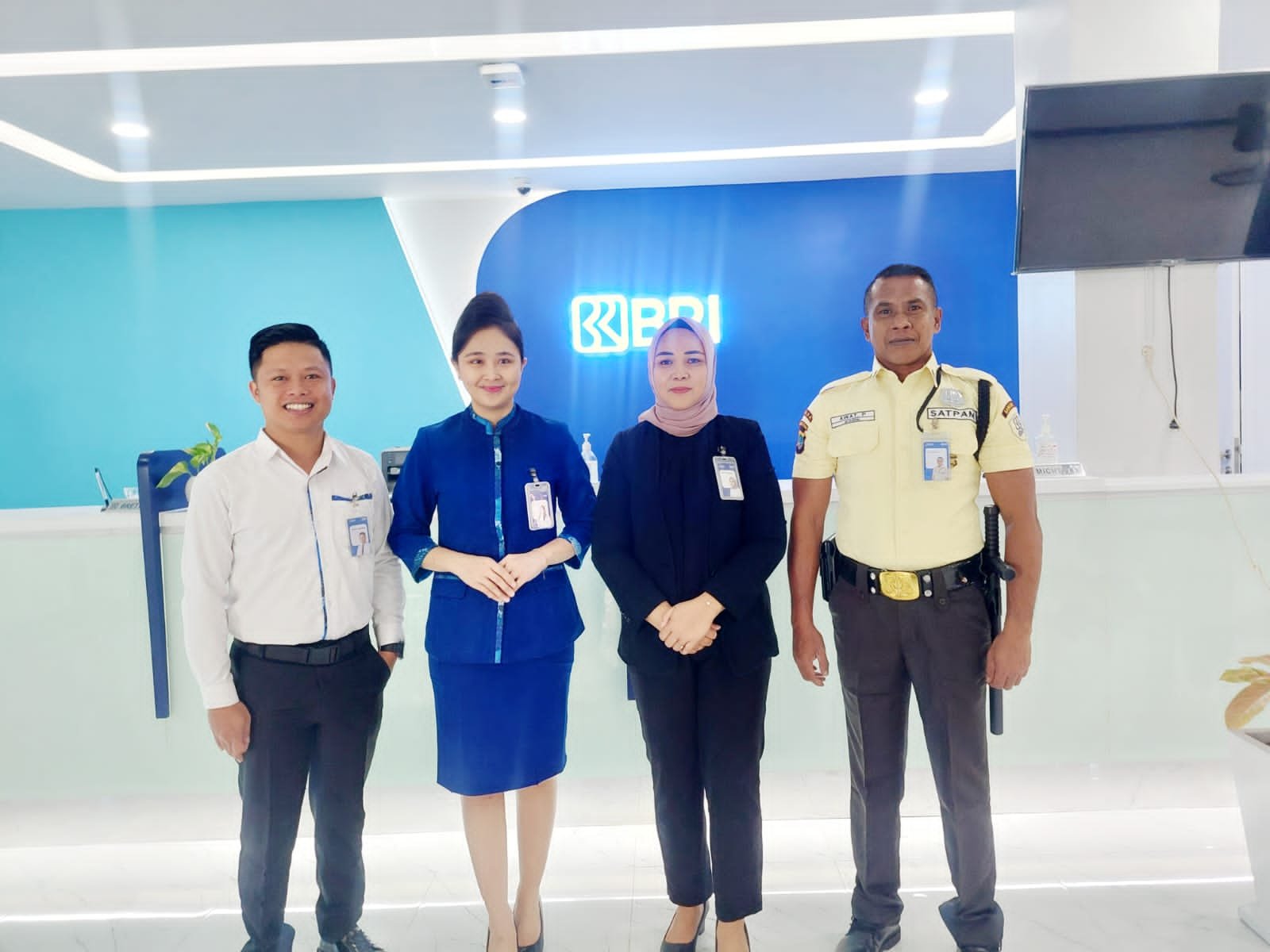 Pekerja BRI Unit Sawang Bendar mengikuti latihan role play untuk meningkatkan keterampilan dan konsistensi pelayanan kepada nasabah. (Foto: Ist)