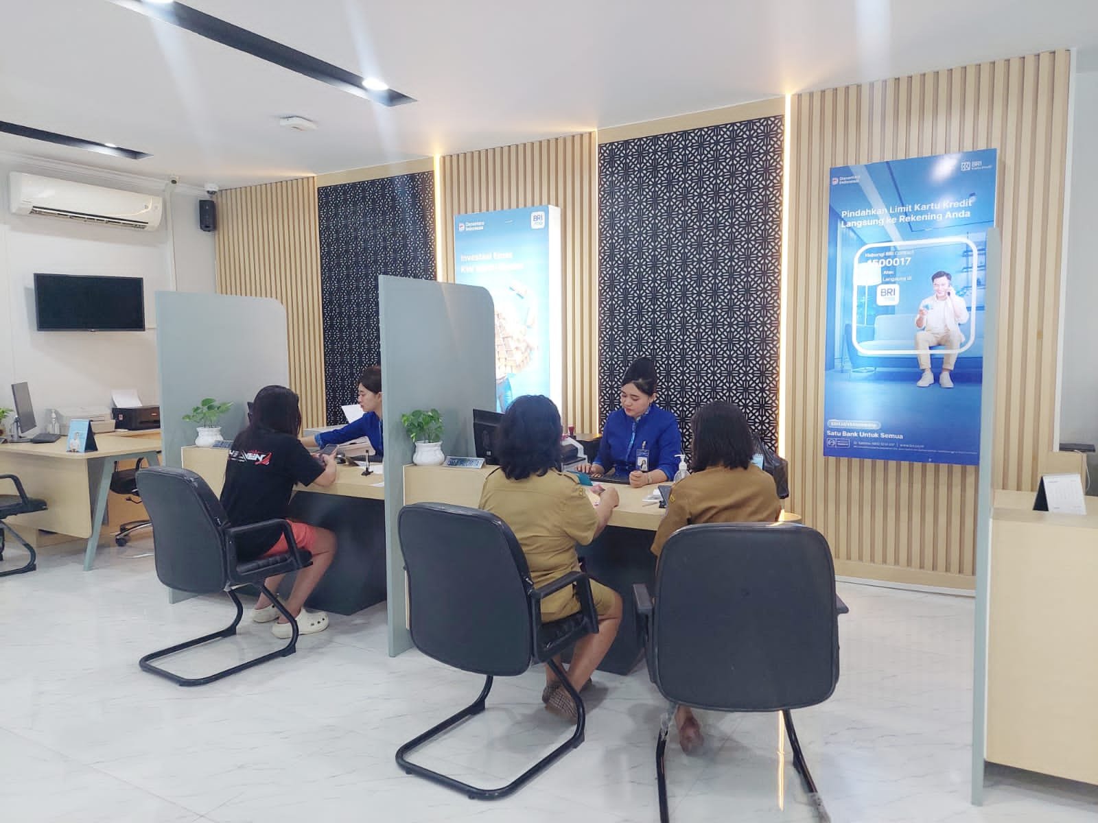 Petugas BRI Cabang Tahuna memberikan informasi layanan perbankan kepada nasabah sebagai bagian dari pelayanan dan edukasi perencanaan keuangan. (Foto: Ist)