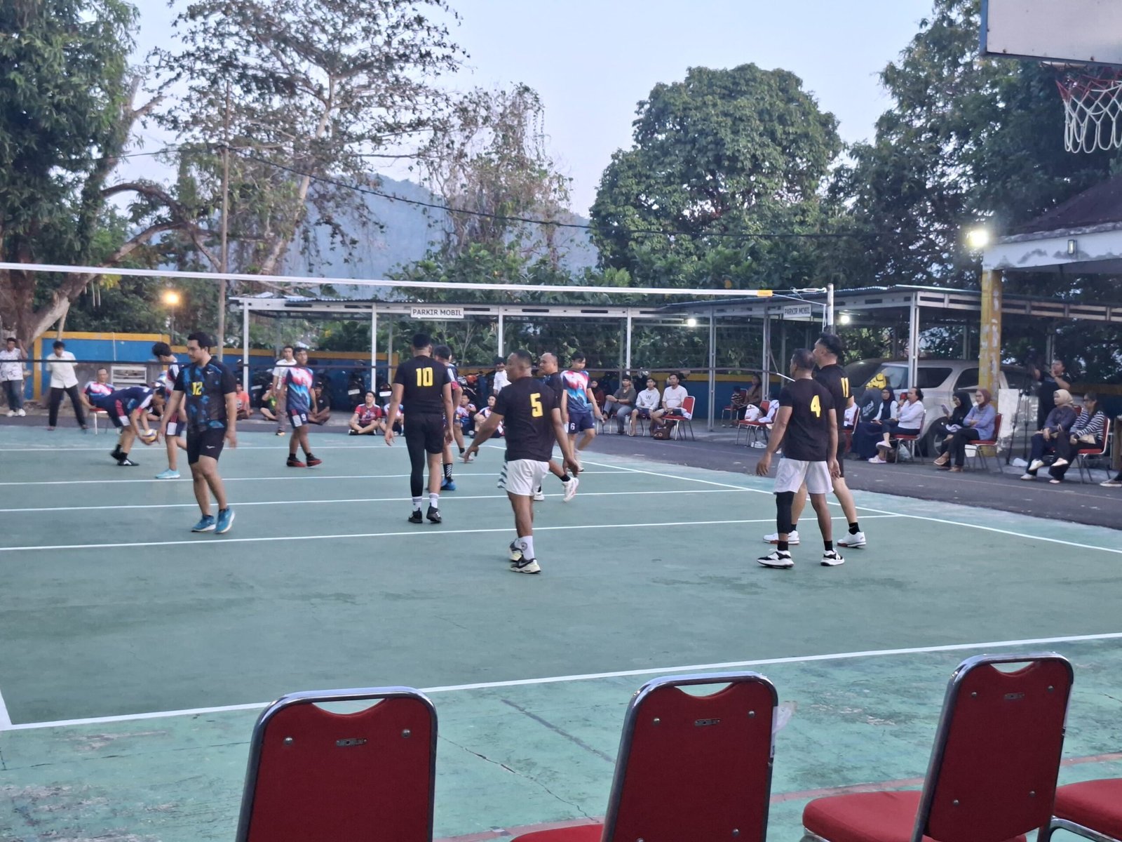 Tim bola voli BRI Cabang Tahuna berpartisipasi dalam pertandingan HORI 2026 di Lapangan Voli KPP Pratama Tahuna untuk mempererat kebersamaan dan menjunjung sportivitas. (Foto: Ist)