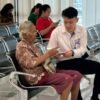 Customer Service BRI Tahuna Dampingi Nasabah Lansia, Kedepankan Pelayanan Humanis