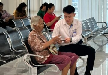 Customer Service BRI Tahuna Dampingi Nasabah Lansia, Kedepankan Pelayanan Humanis