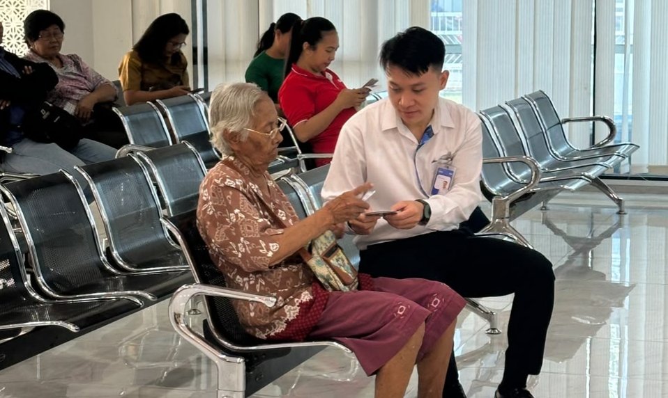 Customer Service BRI Cabang Tahuna, Fredy Andreas Sasiang, mendampingi nasabah lansia saat mengakses layanan perbankan di kantor cabang. (Foto: Ist)