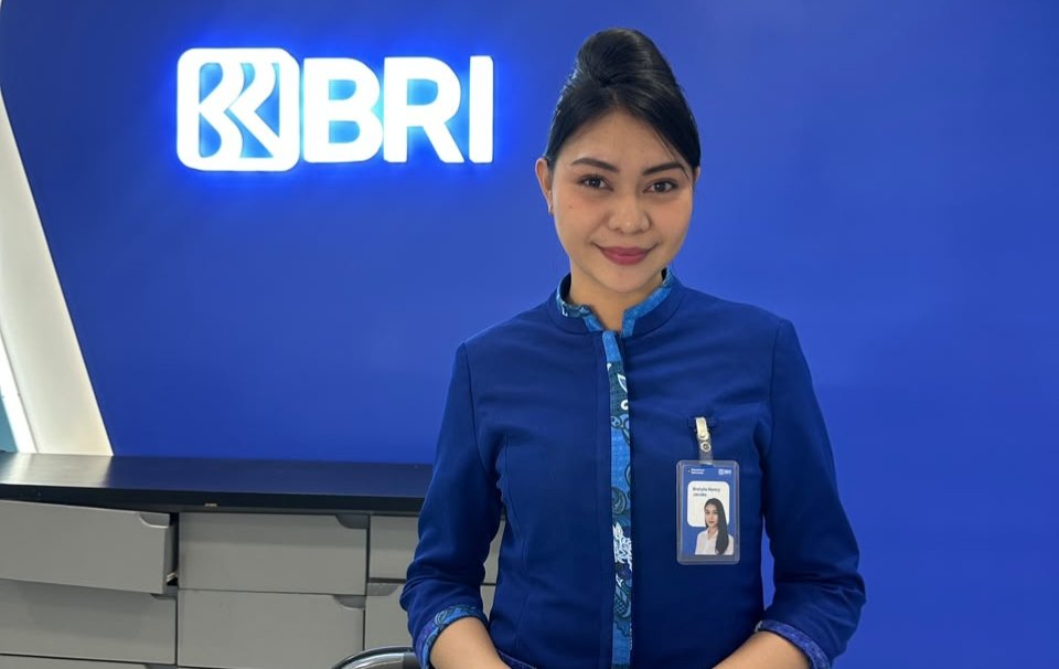 Teller BRI Cabang Tahuna, Bretylia Nancy Jacobs, melayani nasabah dengan mengedepankan keramahan dan ketelitian dalam proses transaksi perbankan. (Foto: Ist)