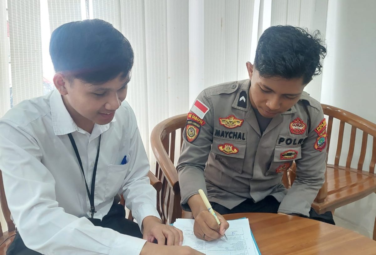 Petugas Operasional Kredit BRI Cabang Tahuna, Caesar Abast, melayani nasabah dalam pemeriksaan dokumen dan penjelasan administrasi pengajuan kredit. (Foto: Ist)