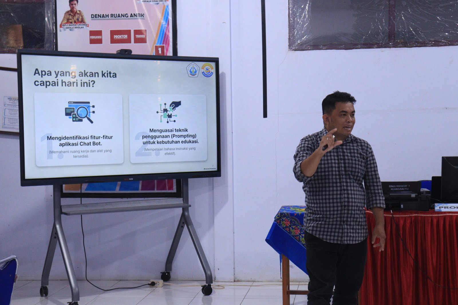 Tim PKM Polnustar mendampingi guru SMA Negeri 1 Manganitu dalam pelatihan pemanfaatan artificial intelligence untuk mengembangkan media pembelajaran digital yang inovatif dan interaktif. (Foto: Ist)