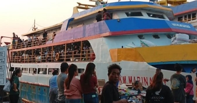 Kapal yang melayari jalur Manado-Kepulauan Sitaro selalu padat penumpang dalam beberapa waktu terakhir. (foto: Selusurnews)