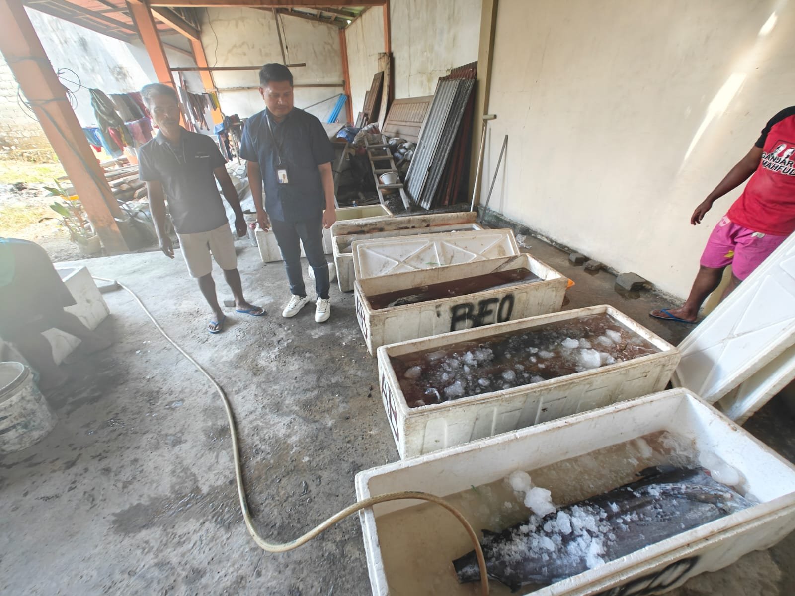 Relationship Manager (RM) BRI Cabang Tahuna, Indra Sakti Rumagit, melakukan kunjungan langsung kepada nasabah yang menjalankan usaha di sektor perikanan. (Foto: Ist)