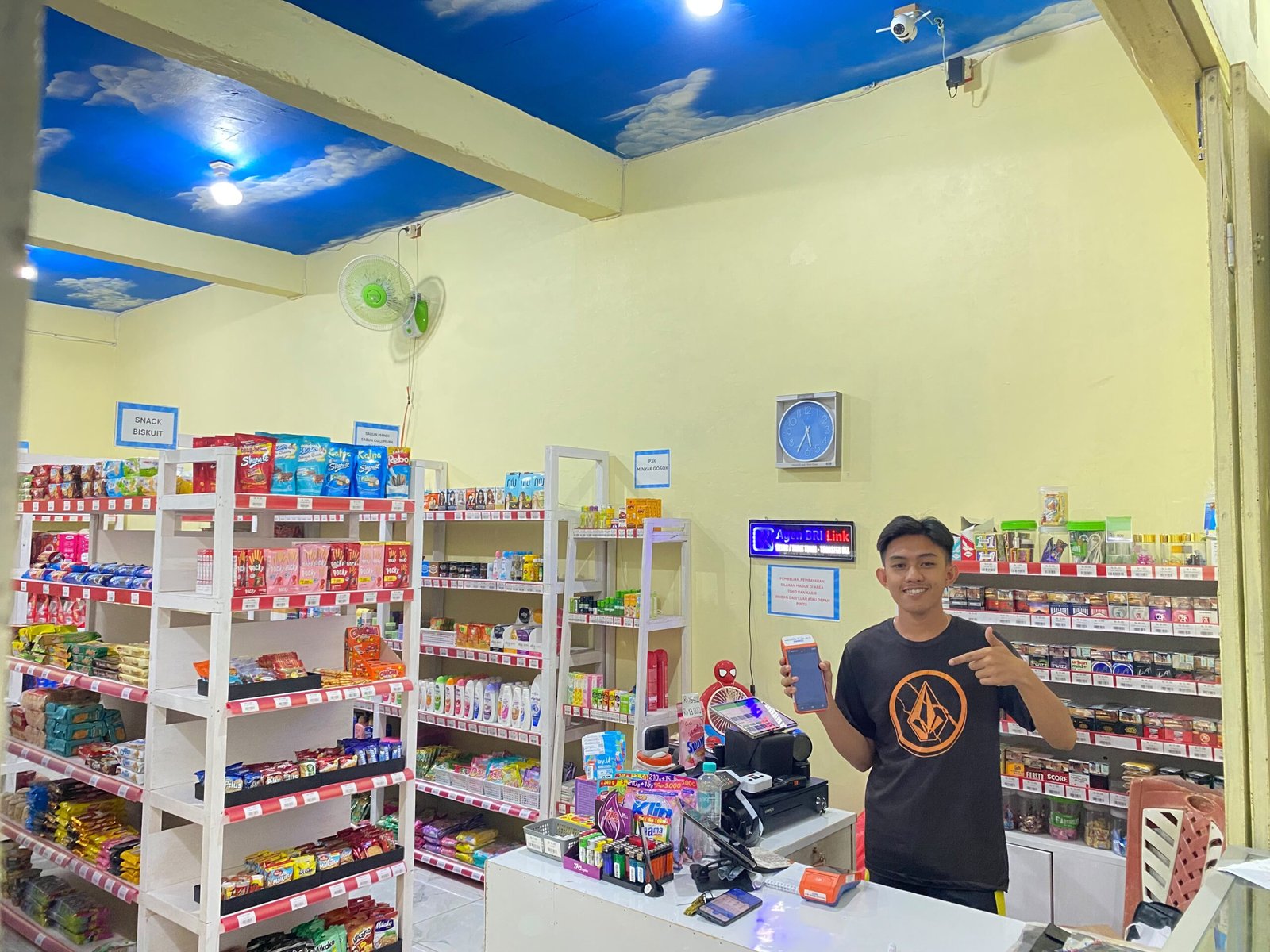 Varyl Eka Putra Andris, pemilik toko sembako sekaligus AgenBRILink Yul di Kampung Lebo, Kecamatan Manganitu, Kabupaten Kepulauan Sangihe. (Foto: Ist)