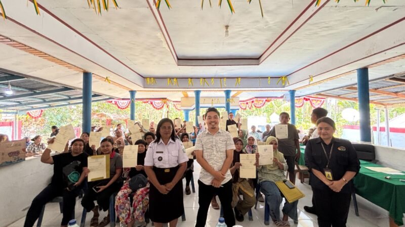 Kantor Pertanahan Sangihe Serahkan Sertipikat PTSL ke Warga Kalekube dan Mala