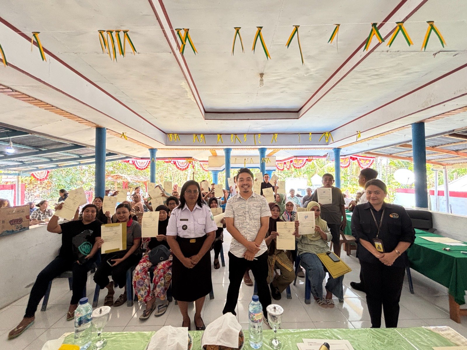 Petugas Kantor Pertanahan Sangihe menyerahkan sertipikat tanah PTSL 2026 secara door to door kepada warga Desa Kalekube dan Mala, Tabukan Utara. (Foto: Ist)