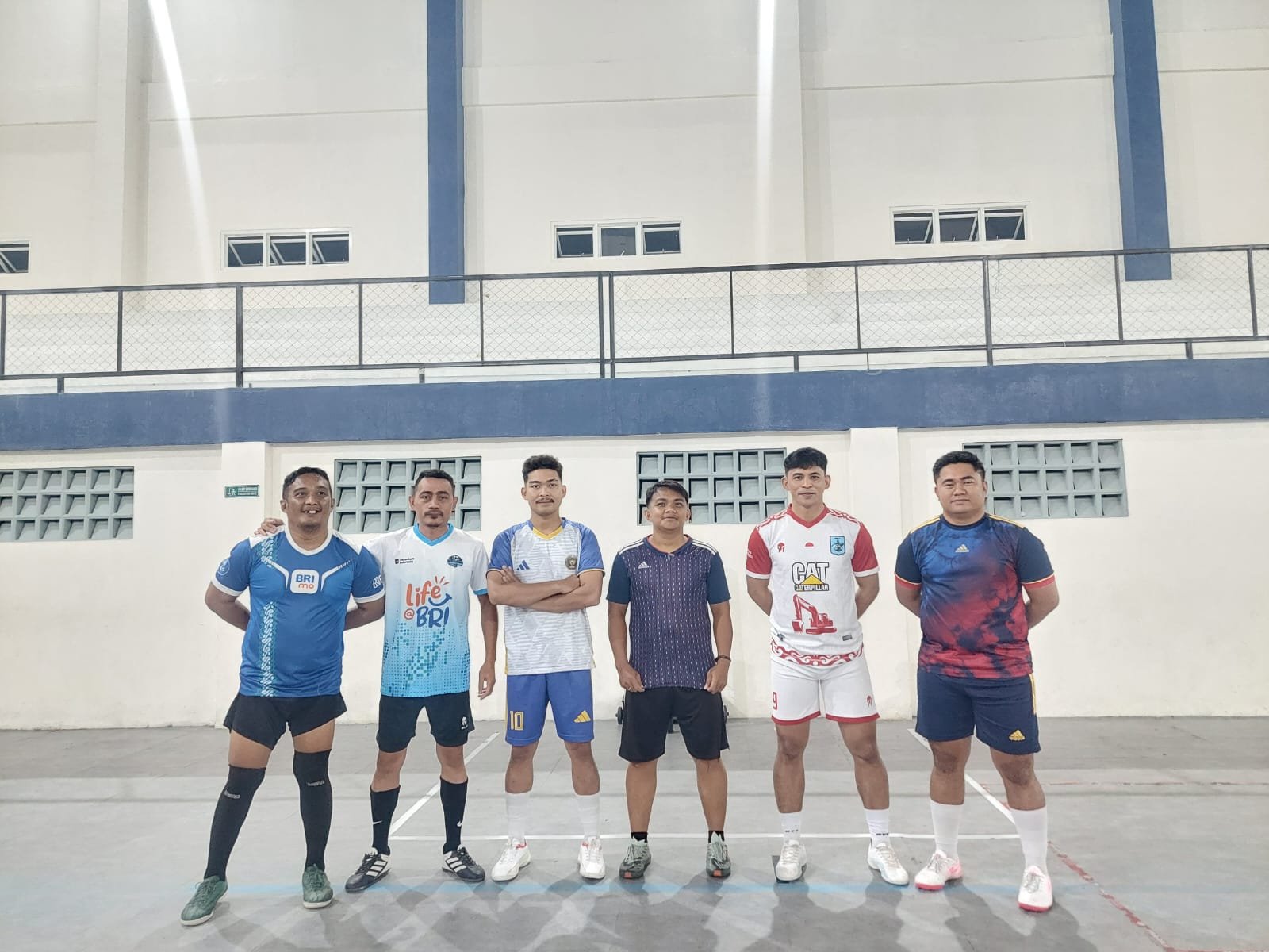 Anggota Brilian Futsal Club BRI Cabang Tahuna mengikuti pertandingan futsal di GOR Membara, Manente, Tahuna, Sabtu (17/10/2026), sebagai upaya menjaga kebugaran, mempererat kebersamaan, dan menumbuhkan sportivitas. (Foto: Ist)