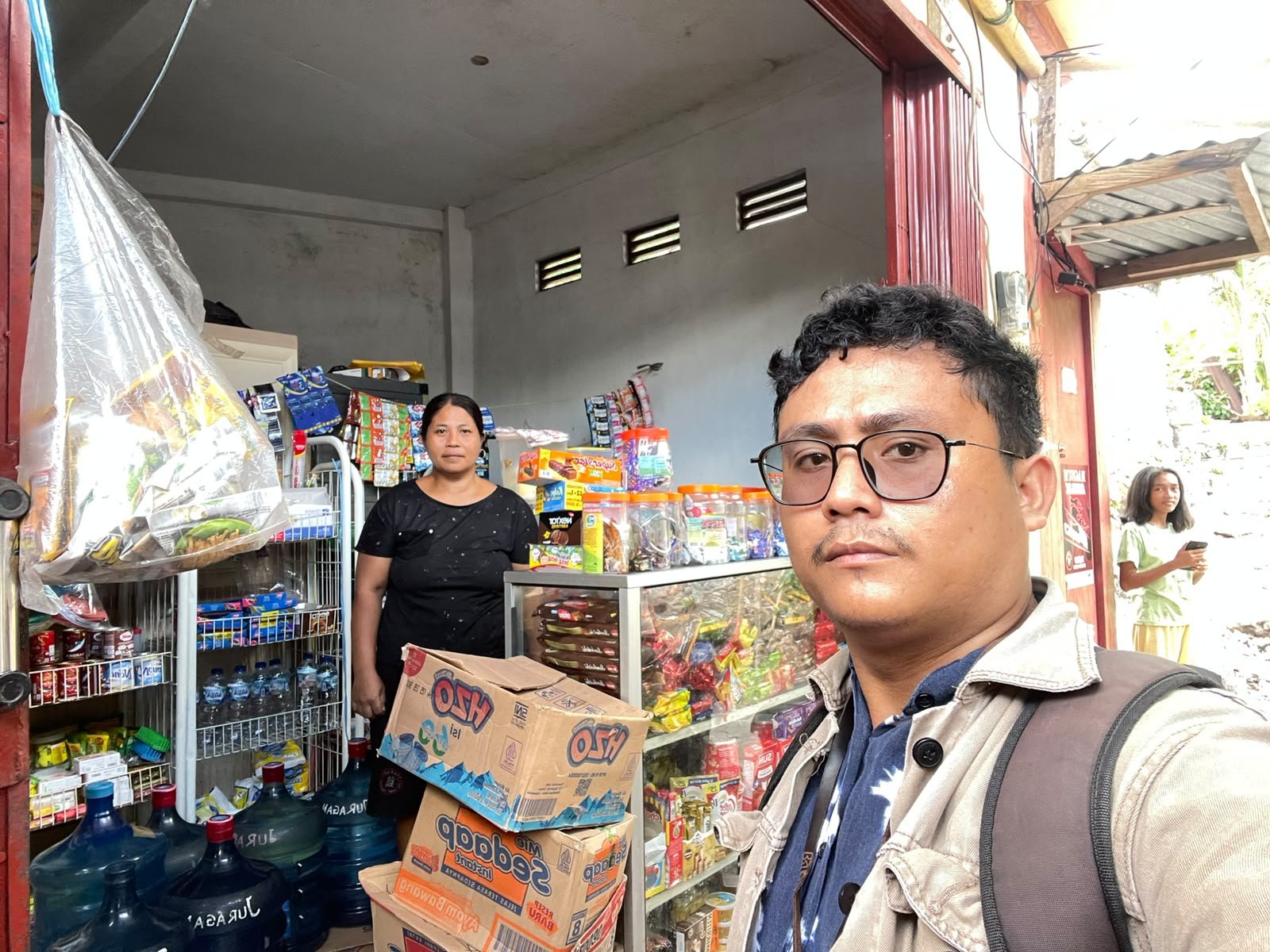 Deysye Judistira Berdame, pemilik warung sembako di Biau dan nasabah BRI sejak 2023, memanfaatkan dukungan permodalan untuk melengkapi barang dagangan dan mengembangkan usahanya. (Foto: Ist)