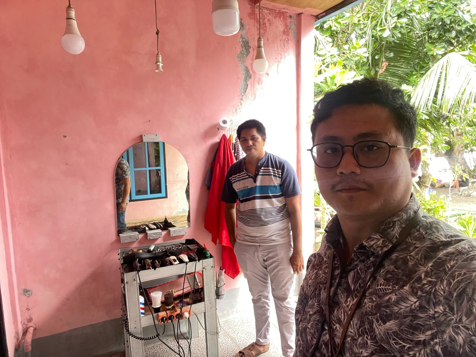 Meydi Karendehe, pelaku usaha pangkas rambut di Sawang, Siau Timur Selatan, menjadi nasabah BRI sejak 2021. Usahanya menjadi sumber penghasilan keluarga sekaligus melayani kebutuhan masyarakat setempat. (Foto: Ist)