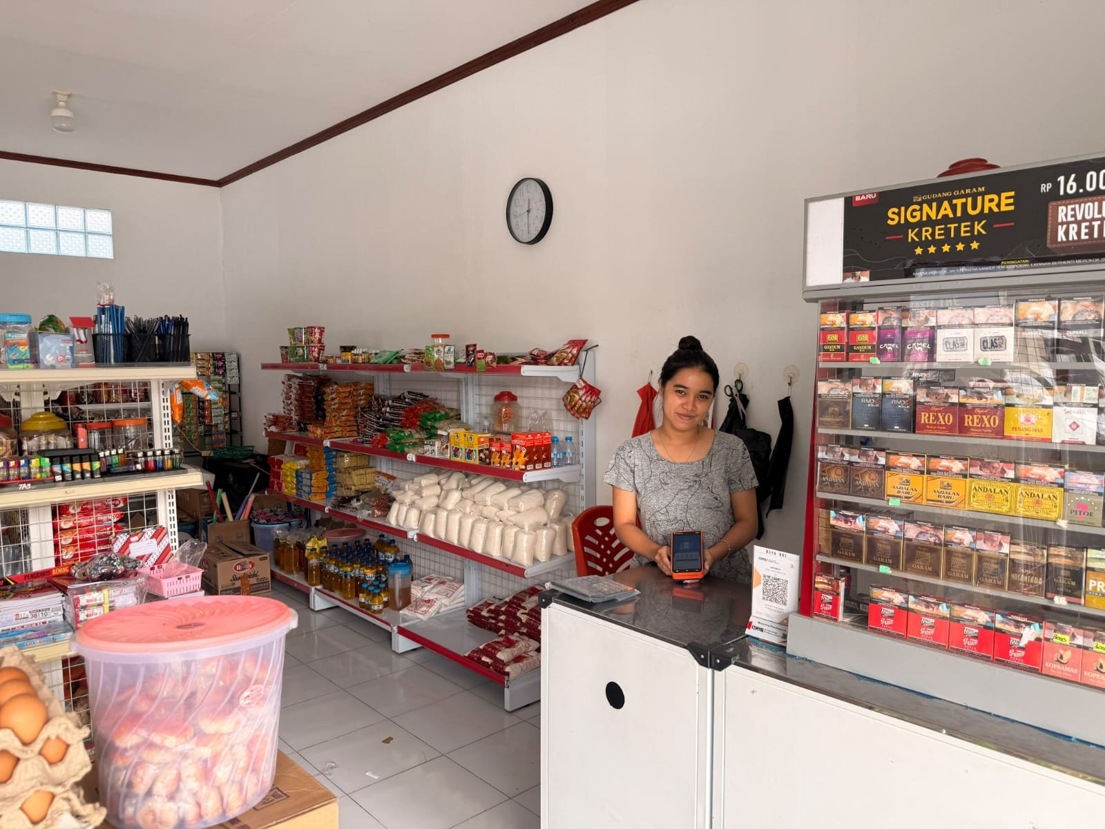Agen BRILink Raya milik Jaenun Hariduminggu di Lenganeng mengintegrasikan layanan transaksi perbankan dengan usaha sembako untuk memudahkan masyarakat sekaligus menambah nilai usaha lokal. (Foto: Ist)